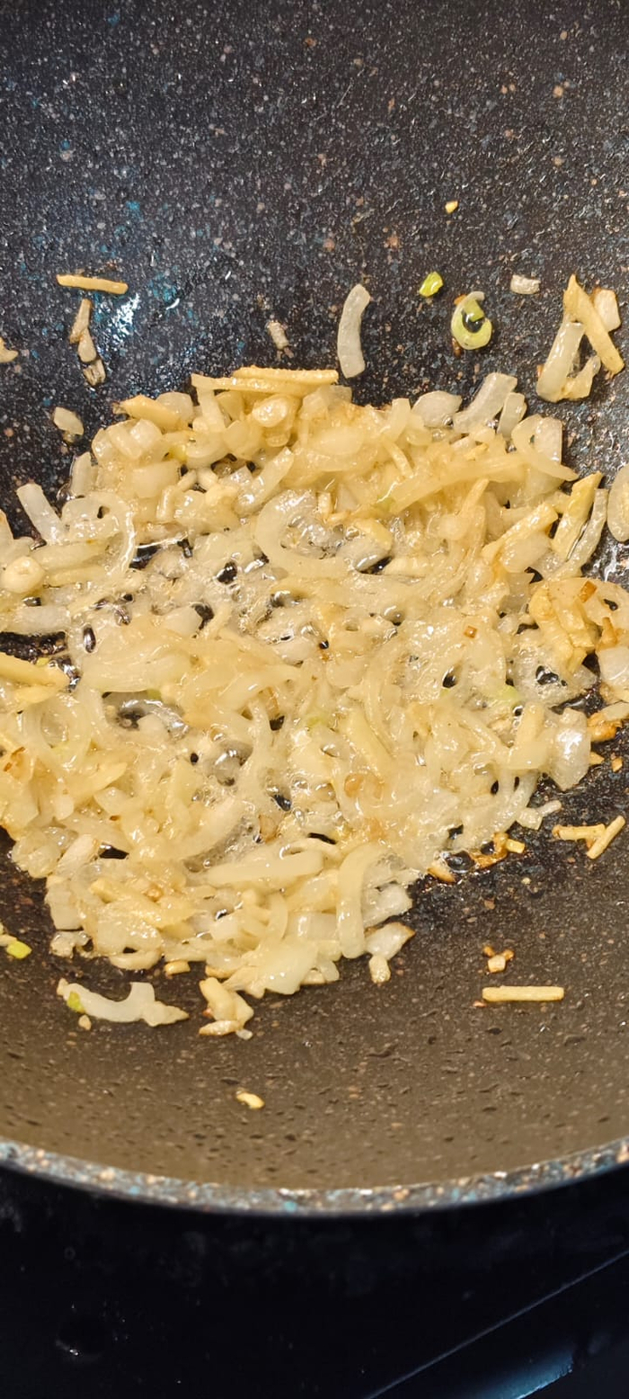 На том же воке обжариваю овощи до готовности ( слегка коричневый цвет)