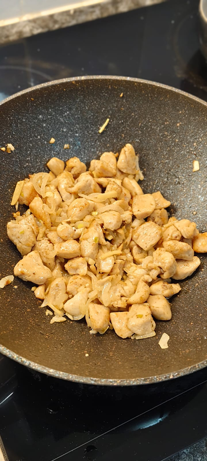 Закидываю курицу к овощам и обжариваю 3 минуты вместе перемешивая