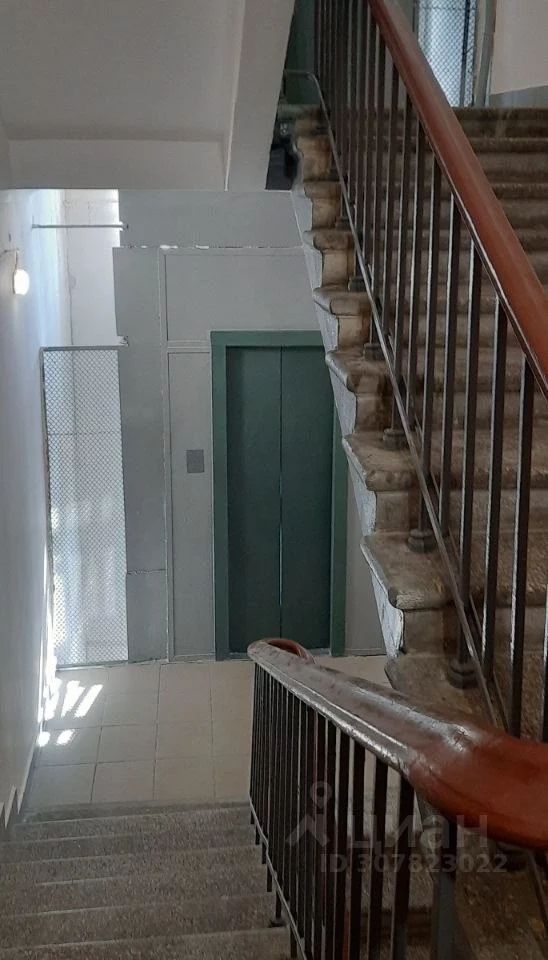 Лестница и пассажирский лифт, 2025.