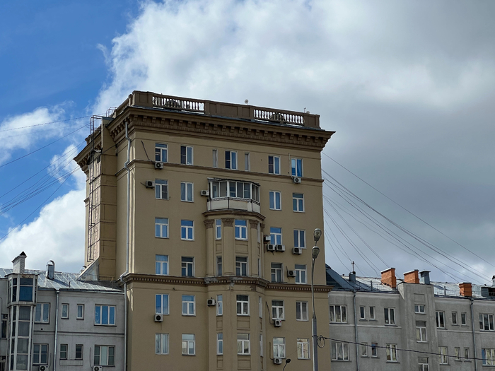 Эркер по центру здания со стороны Сущёвского вала. Здесь хорошо видно, как меняется декор выступа на разной высоте, 2025.