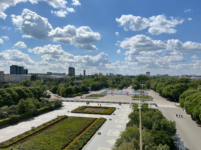 С этой стороны Лужники, РАН и МГУ. Есть бесплатные бинокли, с их помощью можно рассмотреть все более детально.