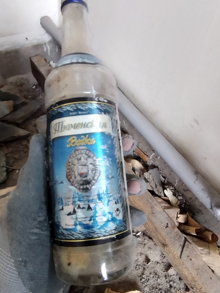 Классика строительная, кажется) три пачки сигарет, четыре крышки от водки но бутылок три и этикетка от газировки "Буратино"))