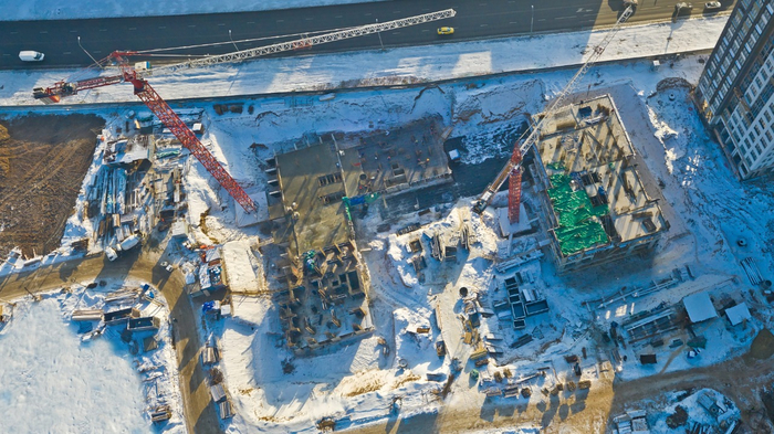 Вид сверху другого дома (2). Два башенных крана.