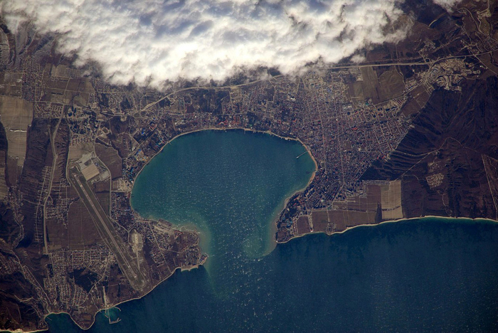 Незамерзающая бухта в городе Геленджик.