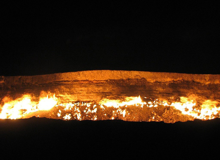 Кратер Дарваза в ночное время суток.