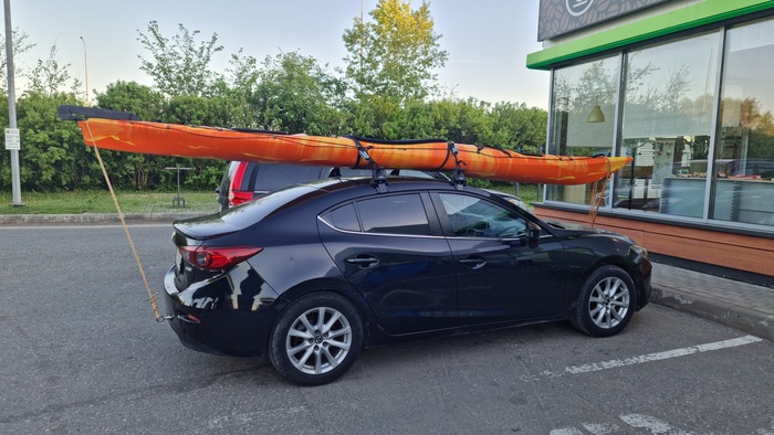 Наш “болид” с необычным грузом. Заехали на трассе в магазин, чтобы закупиться едой. Без этого в долгом пути никак :)