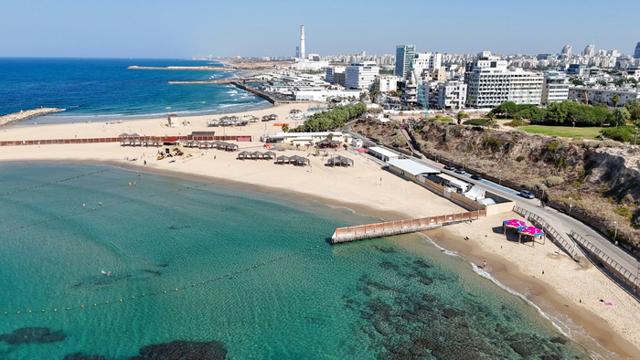 Вид с воздуха на пляж в Тель-Авиве. Фото Гая Йекиели/Муниципалитет Тель-Авив-Яффо