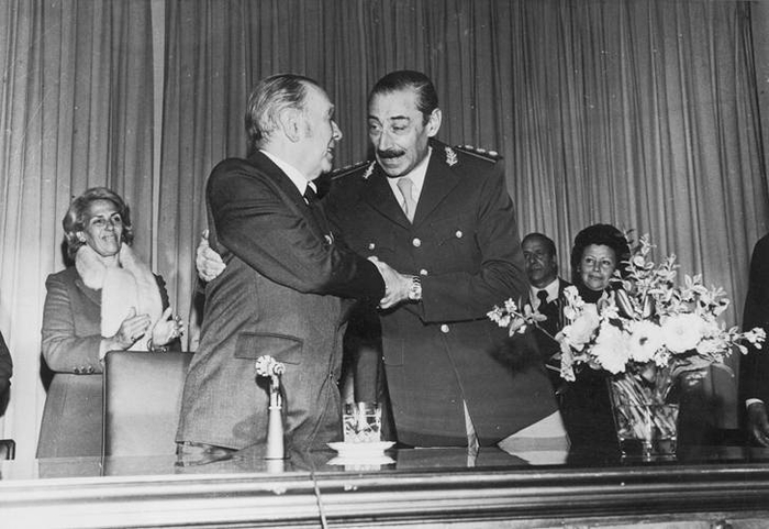 Хорхе Рафаэль Видела и Хорхе Луис Борхес, величайший аргентинский писатель.