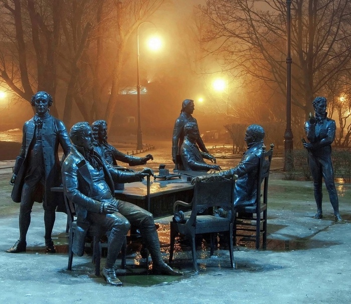 Скульптор: А. Таратынов. Источник фото: сообщество ВК «Питер / Крыши. Мероприятия. Информация».