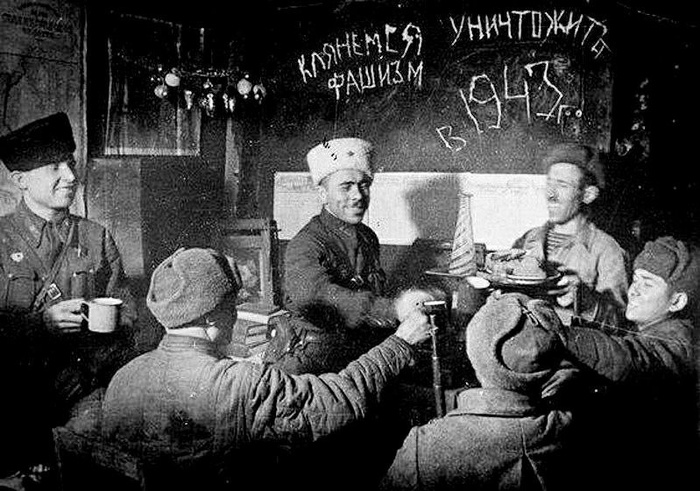 Бойцы Красной Армии встречают Новый Год, Сталинградский фронт, 1942 год