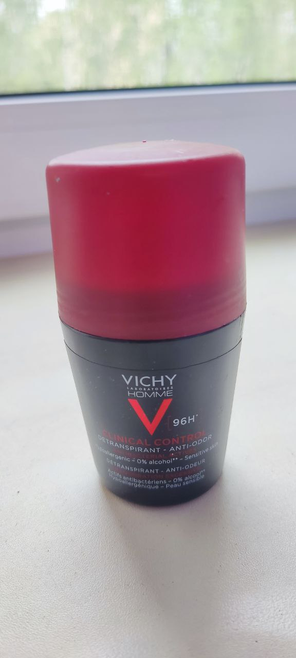 Та-дааа. Другие покупатели, заметившие подвох, рассказывали, что наклейка кривая. Но так как я сам криворукий, то разницы в наклейках не заметил, а может я настолько охренел от наглости продавца, что не обратил на это внимание.