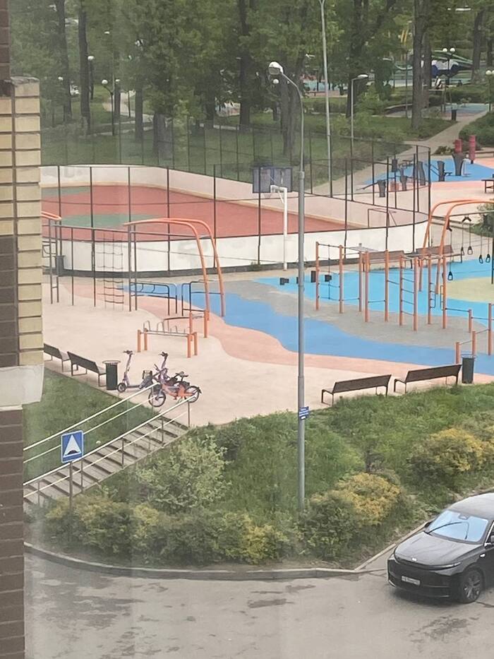 Парковка для самокатов, отличники парковки на месте.