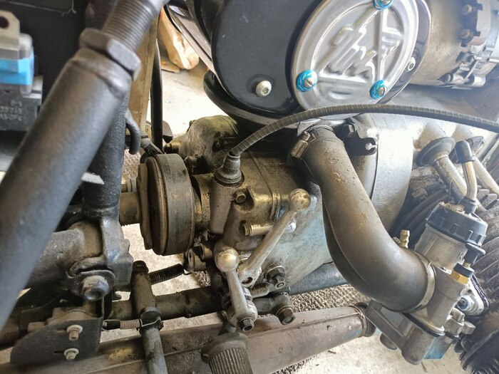 Демонстрирую ручку ручного включения передач (верхняя). Фрезеранул бормашиной паз для установки этой ручки. Зачем? А хрен его знает, пустой вал выглядит некрасиво, а теперь как во внедорожнике рычажков...