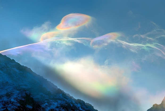 Радужные облака напоминающие морских медуз.