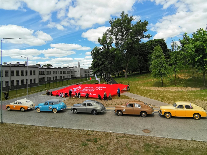 Брестская крепость. У памятника отлитого из советских монет со всего мира - Живая память благодарных поколений (Алексей Талай)