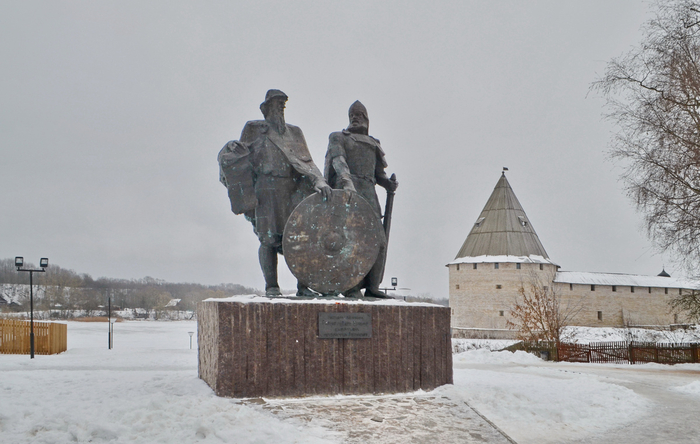 Памятник Рюрику и Олегу Вещему.