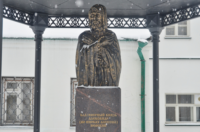 Памятник Александру Невскому в Никольском монастыре.