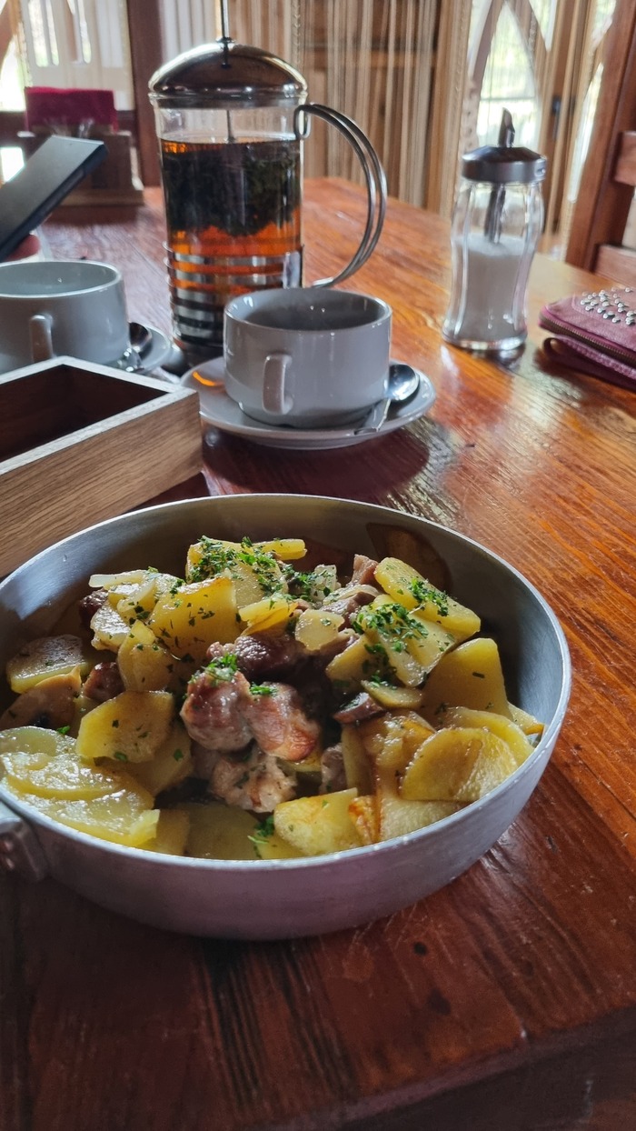 Жареная картошечка со свининой и грибами. Пожалуй, самая вкусная еда за всю поездку!