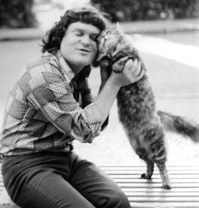 Молодой Юрий Куклачев с одним из своих артистов.