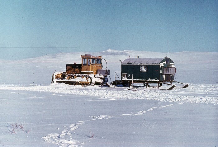 Моя генераторная станция во всей красе. Вдалеке на сопке виден пупырь (так их местные называют) - их в тех местах довольно много было. Что это такое вообще непонятно: то ли какой то ориентир для оленеводов, то ли курган, а может вообще что-то природное.