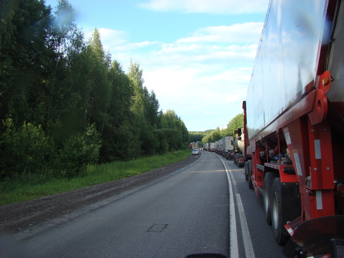Водители, в общем и целом, относились к нам весьма лояльно: кто-то пропускал, прижимаясь к обочине, кто-то поворотниками подсказывал возможность обгона.