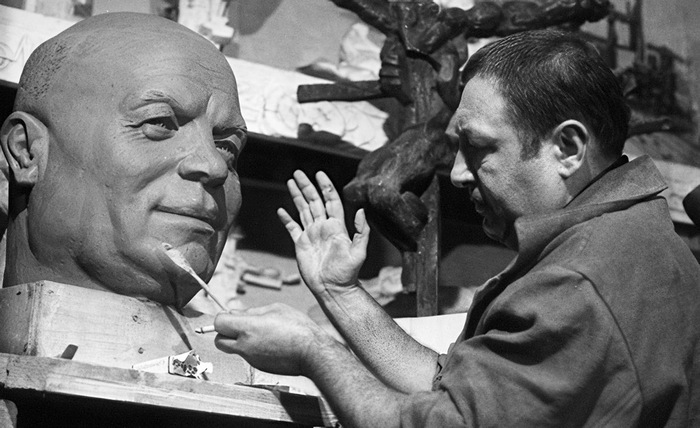 Эрнест Неизвестный за работой над памятником Никите Хрущеву, 1960-е