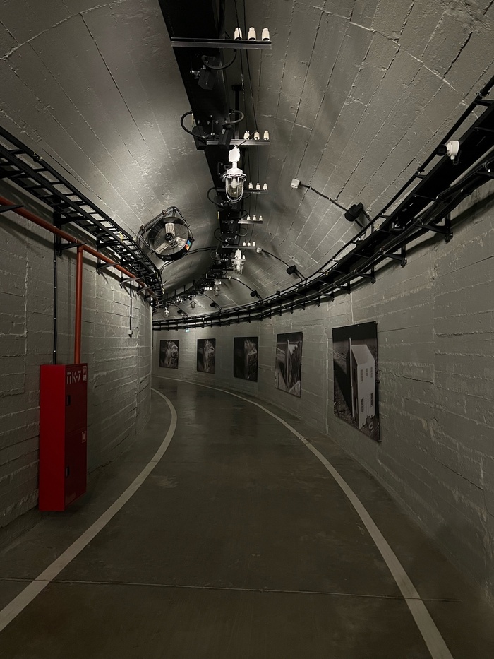 Потерна закругляется чтобы на повороте рассеивать энергию ударной волны.