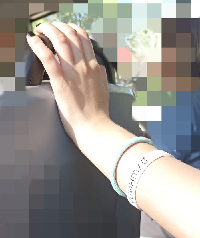 Вот такой силиконовый браслет, зачем его носить?