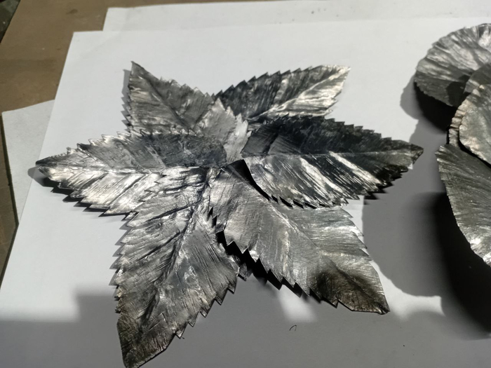 Над листочками больше всего мороки было, кажется. Особенно вырезать.