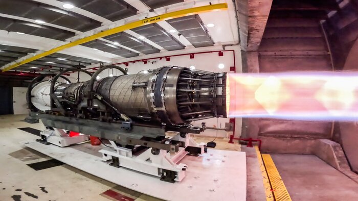  Двигатель P&W F100 во время испытаний.