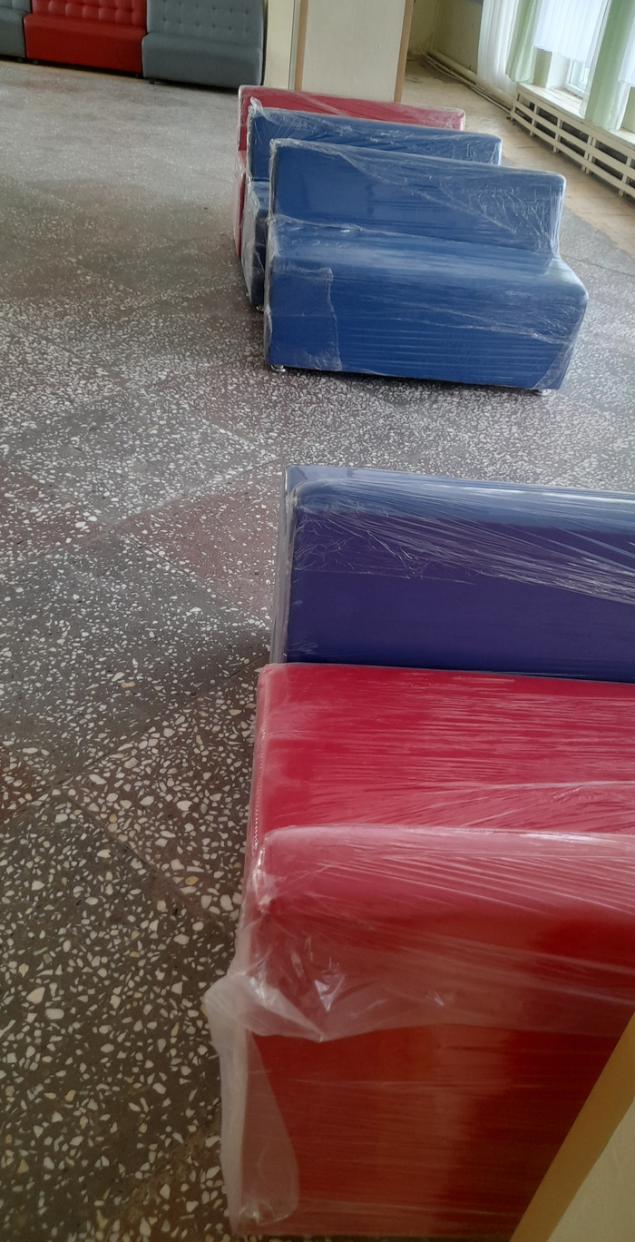 Три синих и два красных. Новые и симпатичные диванчики.