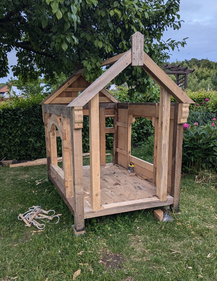 С этой стороны будет дверь или две распашные узкие. Не решено пока