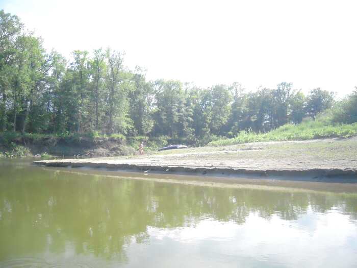 Выплываем мы тихонечко из-за поворота, а там женщина красивая купается. Пока до меня дошло, что она абсолютно голенькая, пока достал фотоаппарат, она нас заметила и рванула из воды на берег и полотенце на себя накинула. Так что на фото тема осталась нераск