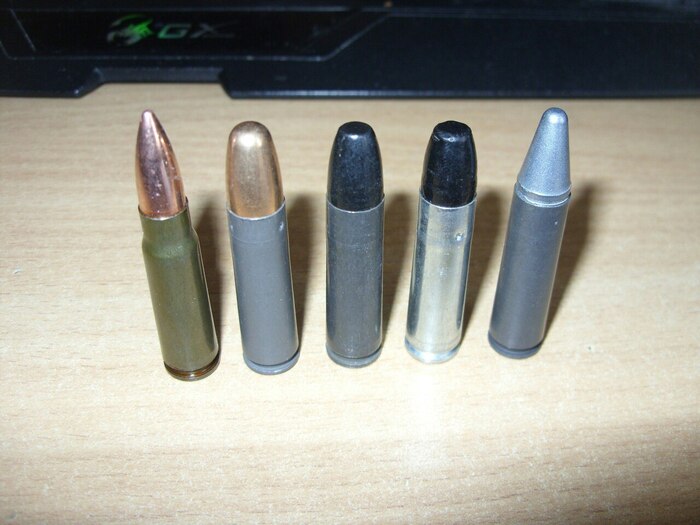 7,62х39 в сравнении с несколькими видами 366 ткм (7,62х39 слева).