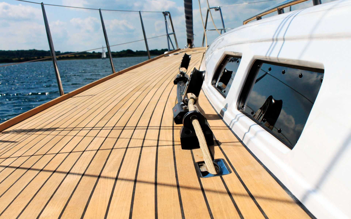 Тиковая палуба -наследие старых времен. Сегодня ей на замену приходит белый пластик - за ним не надо ухаживать и на солнце он не грееется, обжигая ноги