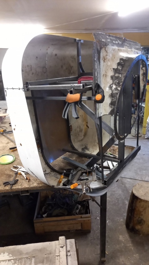 Из стальных ванн собираем корпус тела. Весёлое занятие, я вам скажу. Но потихоньку что-то начинает вырисовываться.