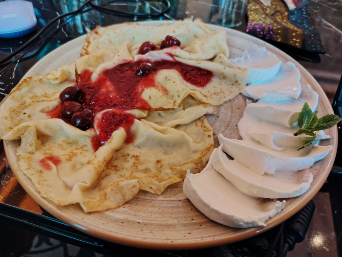 Блинчики с вишней - 13 лари - чуть меньше 400р