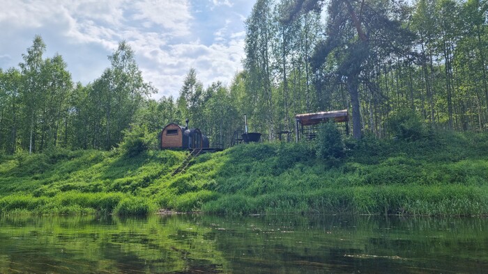 Неожиданная находка на берегу — банька. Видимо, здесь любят попариться с видом на Волгу.