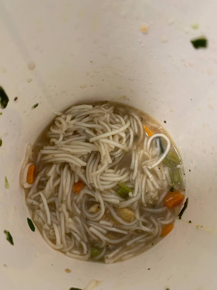 Куриный суп-лапша, который простоял всю ночь.