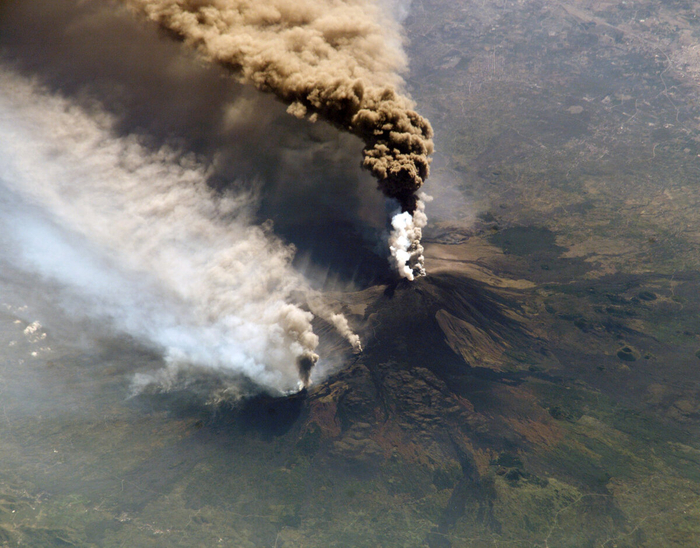 Вулкан Этна в Италии.