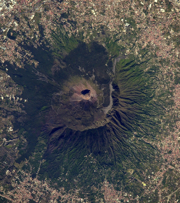 Знаменитый вулкан Везувий в Италии.