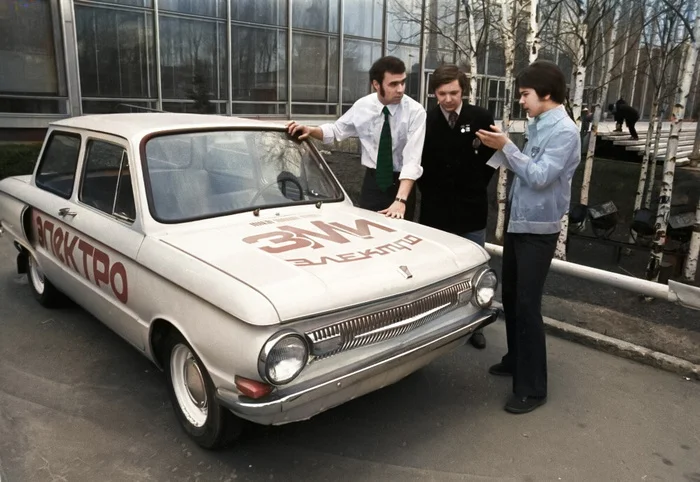 Интересные и местами забавные снимки на автомобильную тематику. 20 раскрашенных фотографий из ХХ века, часть VI История автомобилей, Электромобиль, Ретроавтомобиль, Авто, Автомобилисты, Машина, Фотография, Старое фото, Колоризация, Длиннопост