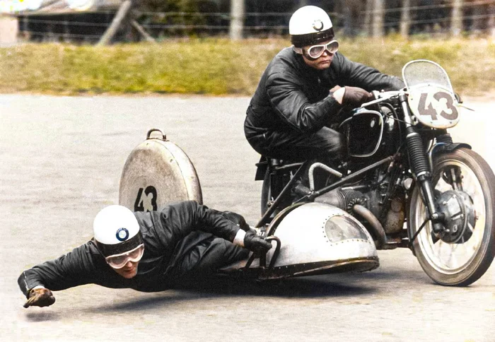 Интересные и местами забавные снимки на автомобильную тематику. 20 раскрашенных фотографий из ХХ века, часть VI История автомобилей, Электромобиль, Ретроавтомобиль, Авто, Автомобилисты, Машина, Фотография, Старое фото, Колоризация, Длиннопост