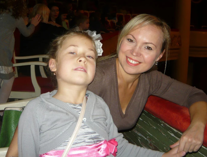 Лиза с матерью, Еленой