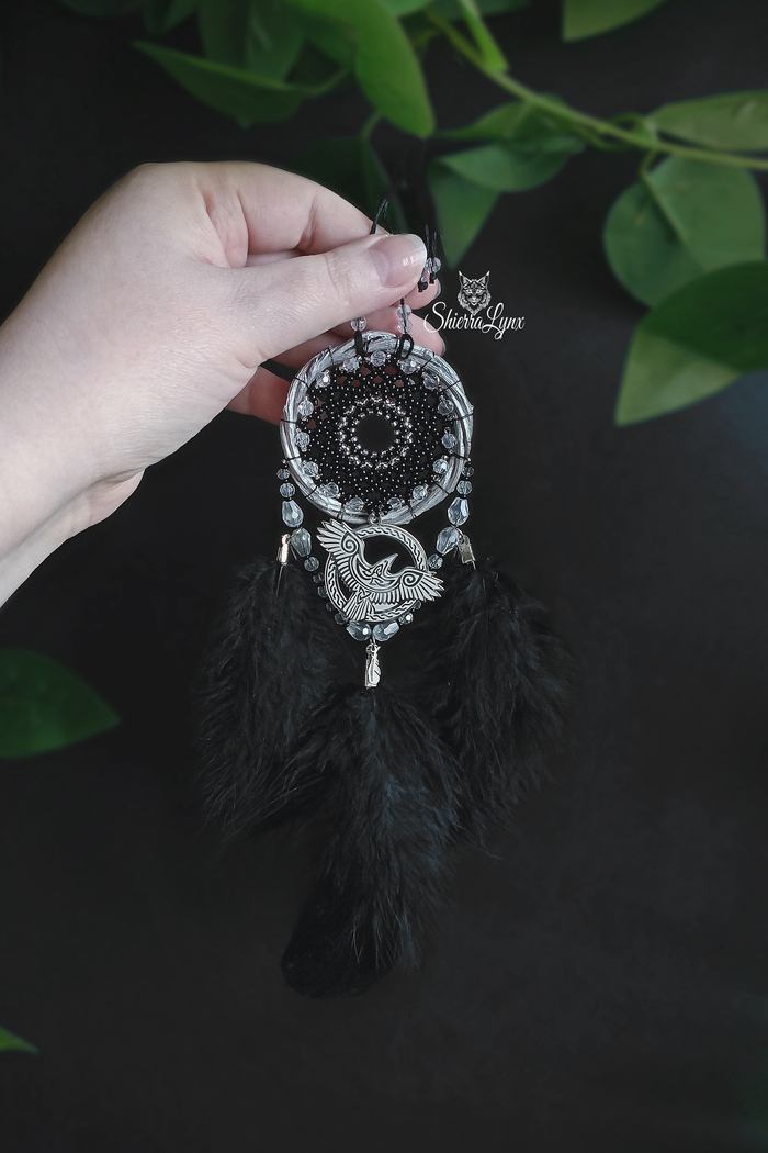 Чешский и японский бисер, стеклянные бусины, стальная фурнитура, основа из ивы, перья страуса и гуся.Диаметр круга 5,5см, общий размер 9,5 х 24см