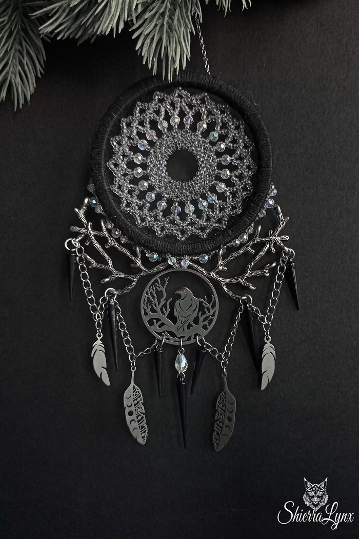 Ворон - хранитель лунного витража.Скромные размеры - всего 16,5см высотой. Японский и чешский бисер, стеклянные бусины, стальная и металлическая фурнитура