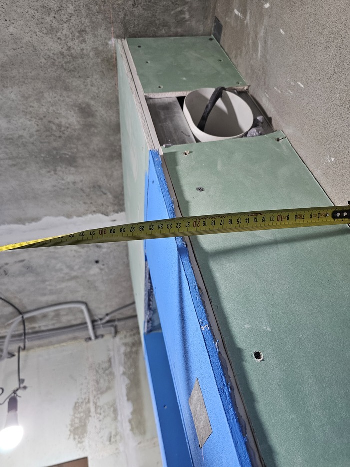 саморезы утоплены в гипсокартон, перегородка не параллельна стене