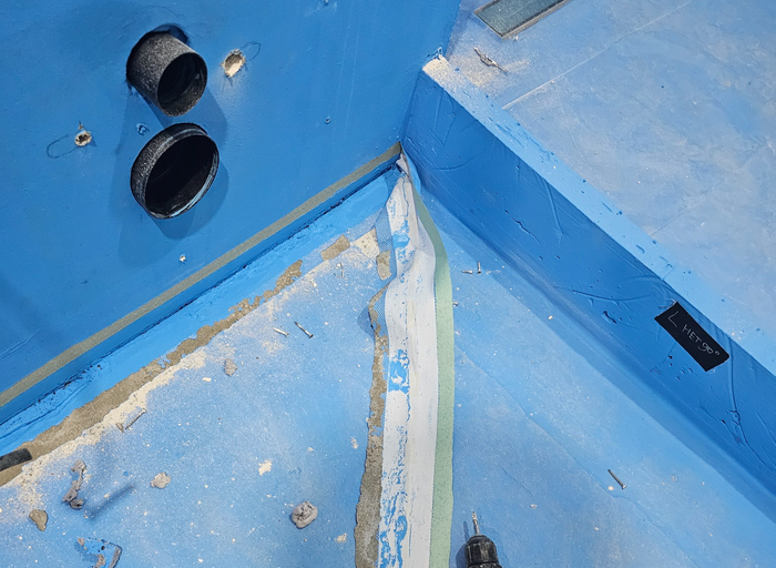 Лента приклеена не по технологии, отделяется очень легко и вместе с поверхностным слоем стяжки