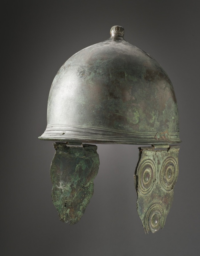 Древний этрусский бронзовый шлем, 3 век до н.э. Находится в Музее искусств Лос-Анджелеса.