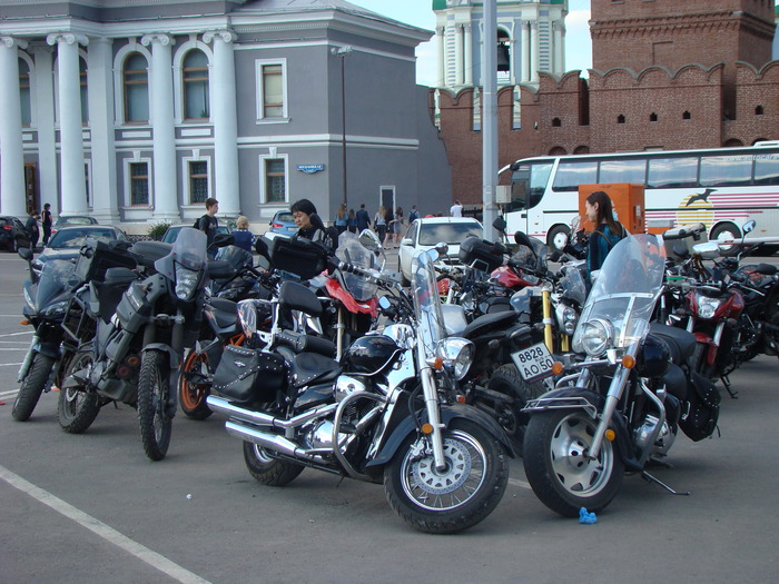 Огромное количество мотоциклистов! То тут, то там можно увидеть человека в экипе или со шлемом, на стоянках стоят не по 1 или по два, как в Липецке, а по ДВАДЦАТЬ мотоциклов!